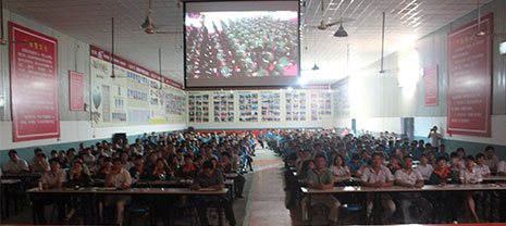 華能中天全體共同觀看閱兵禮