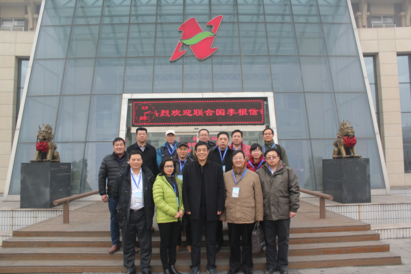 李根信司長一行合影