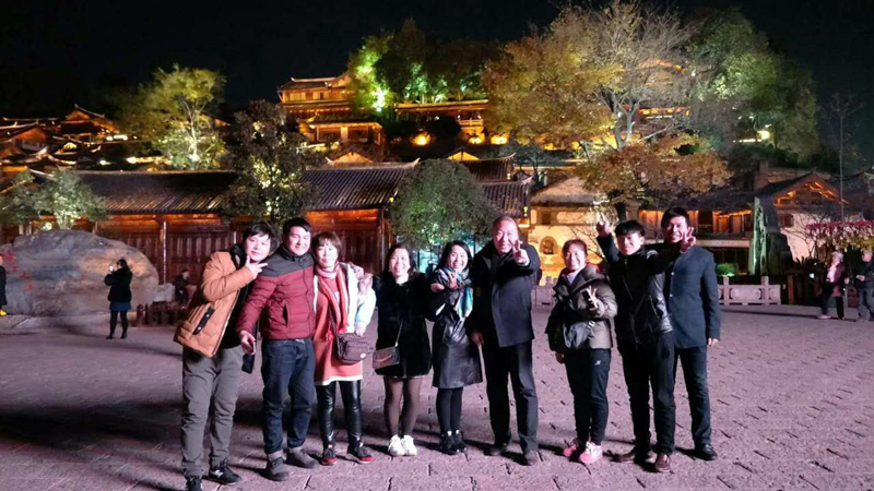 華能中天優(yōu)秀員工旅游景點合影留念