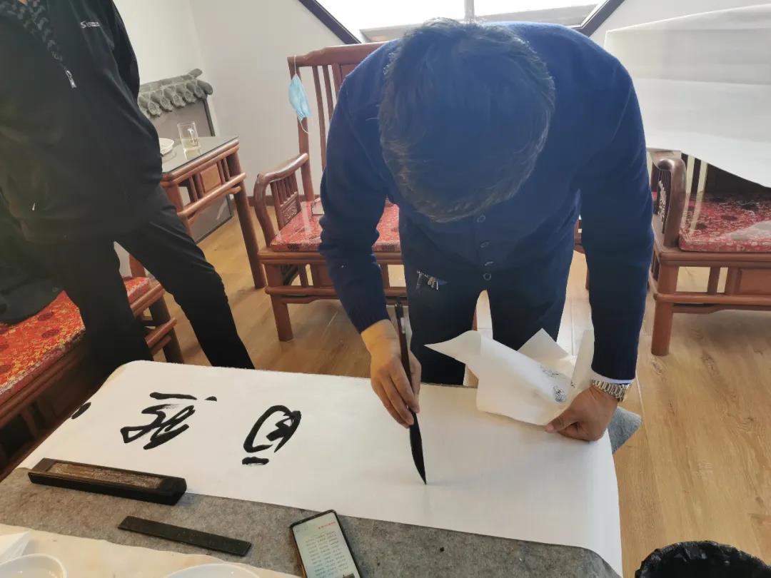 品悟漢字文化 揮毫?xí)ㄕ嬷B——大城縣書法家協(xié)會走進(jìn)華能中天溫馨授課